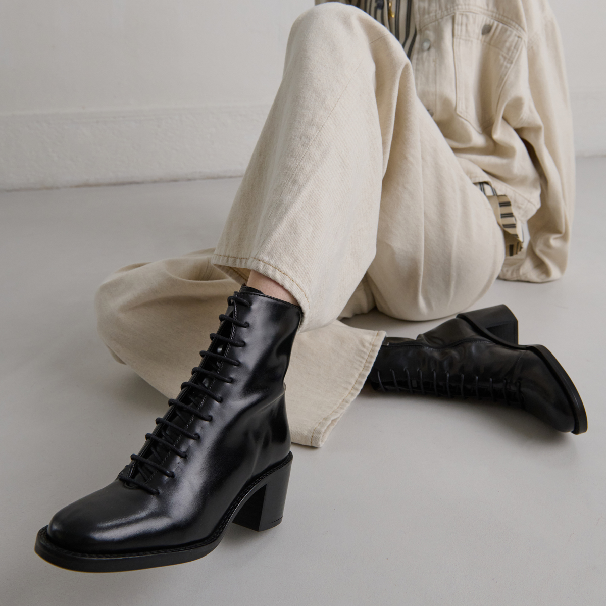 Boots à lacets et talons débordants in black leather | BRINDILLE