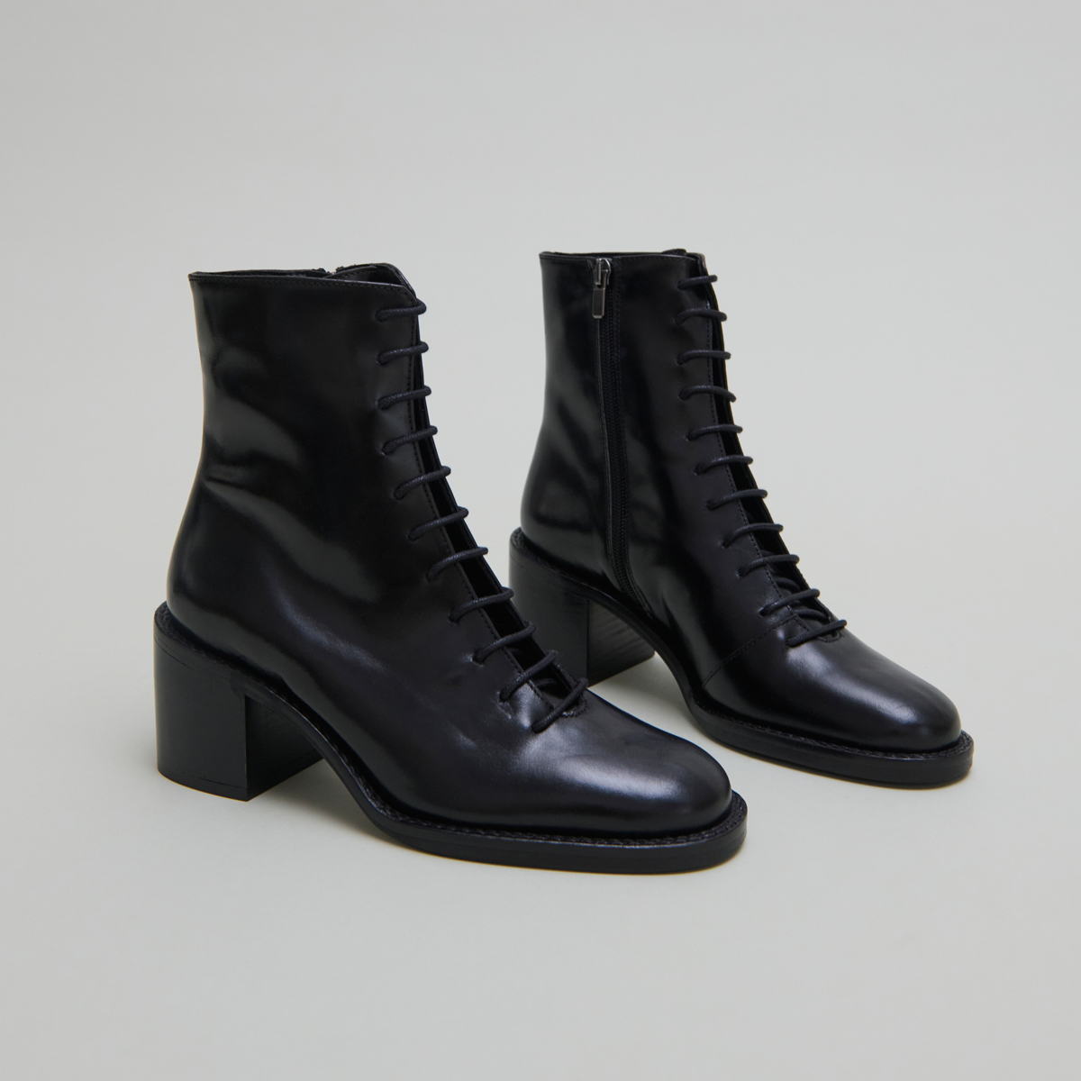Boots à lacets et talons débordants in black leather | BRINDILLE