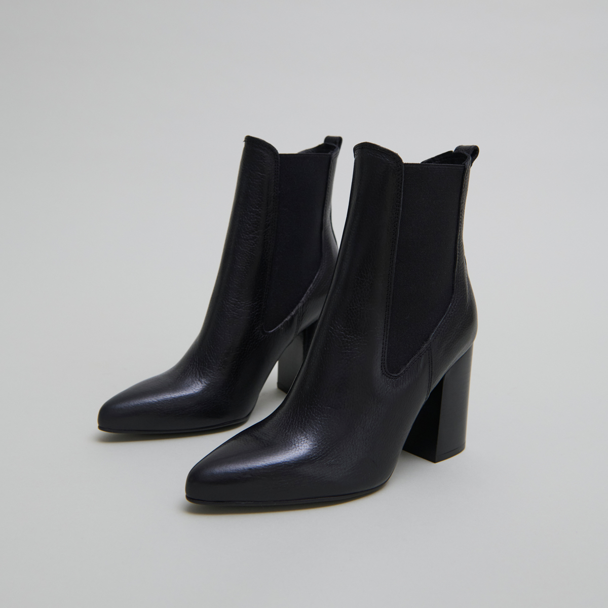 Bottines &agrave; talons et bouts pointus in black grained leather | BROOK