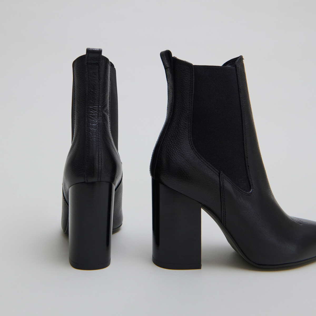 Bottines &agrave; talons et bouts pointus in black grained leather | BROOK