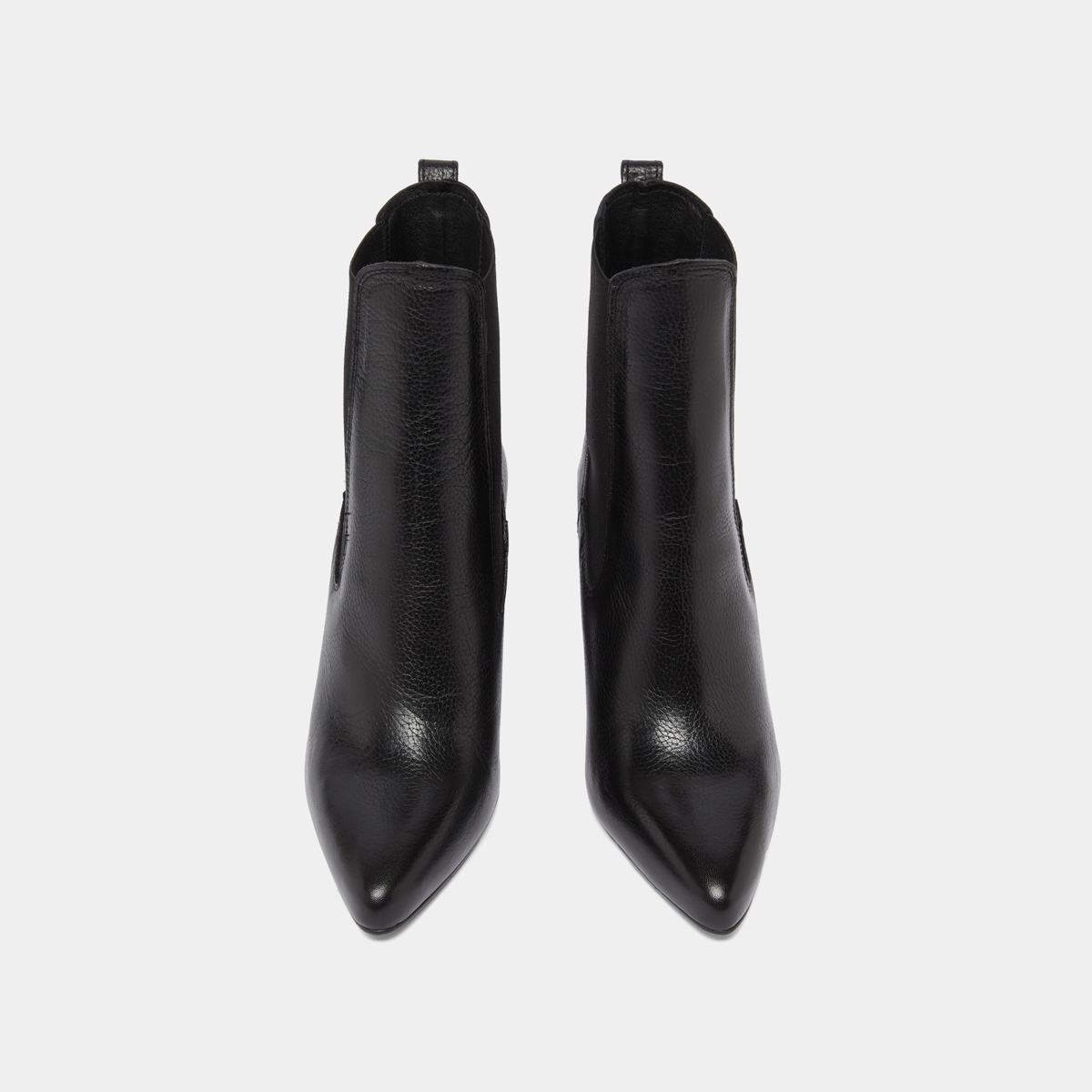 Bottines &agrave; talons et bouts pointus in black grained leather | BROOK