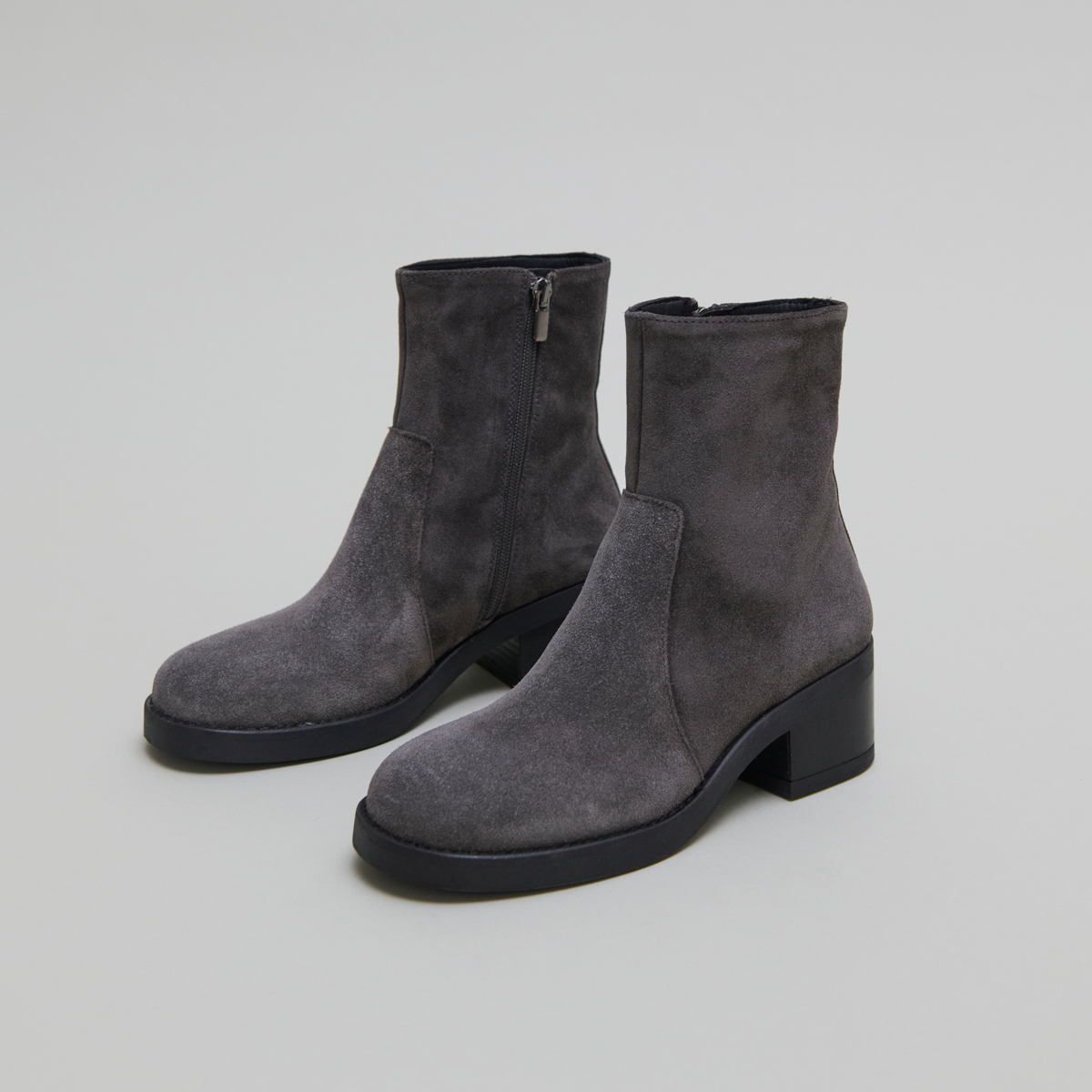 Boots à talons droits in grey suede | BUENA
