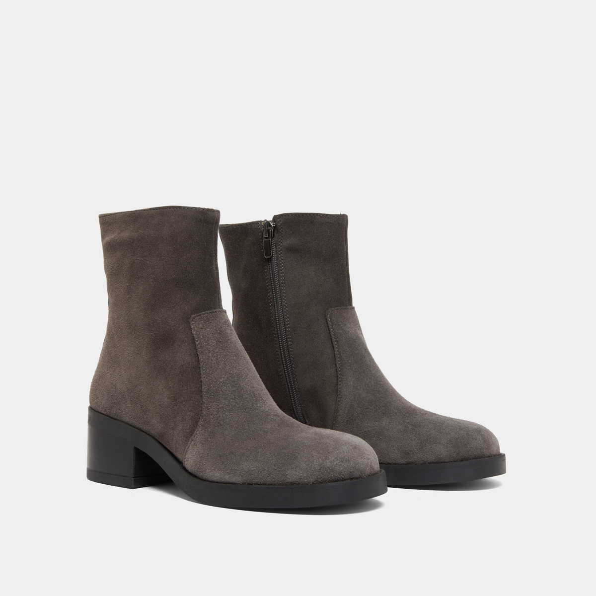 Boots à talons droits in grey suede | BUENA