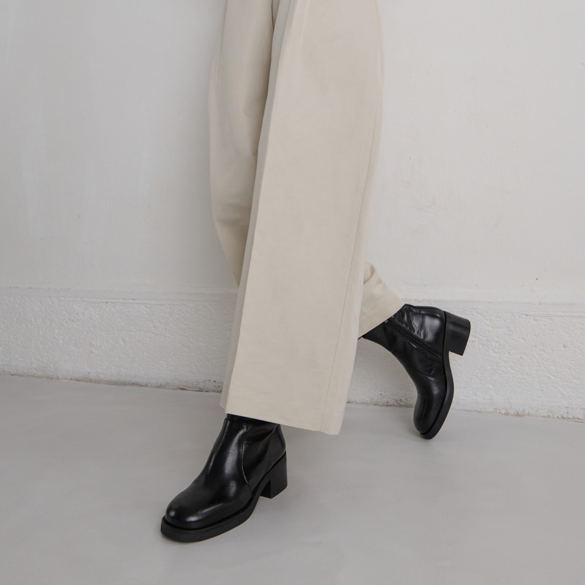 Boots à talons droits in black distressed leather | BUENA