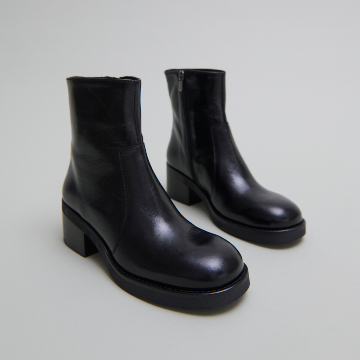 Boots à talons droits in black distressed leather | BUENA