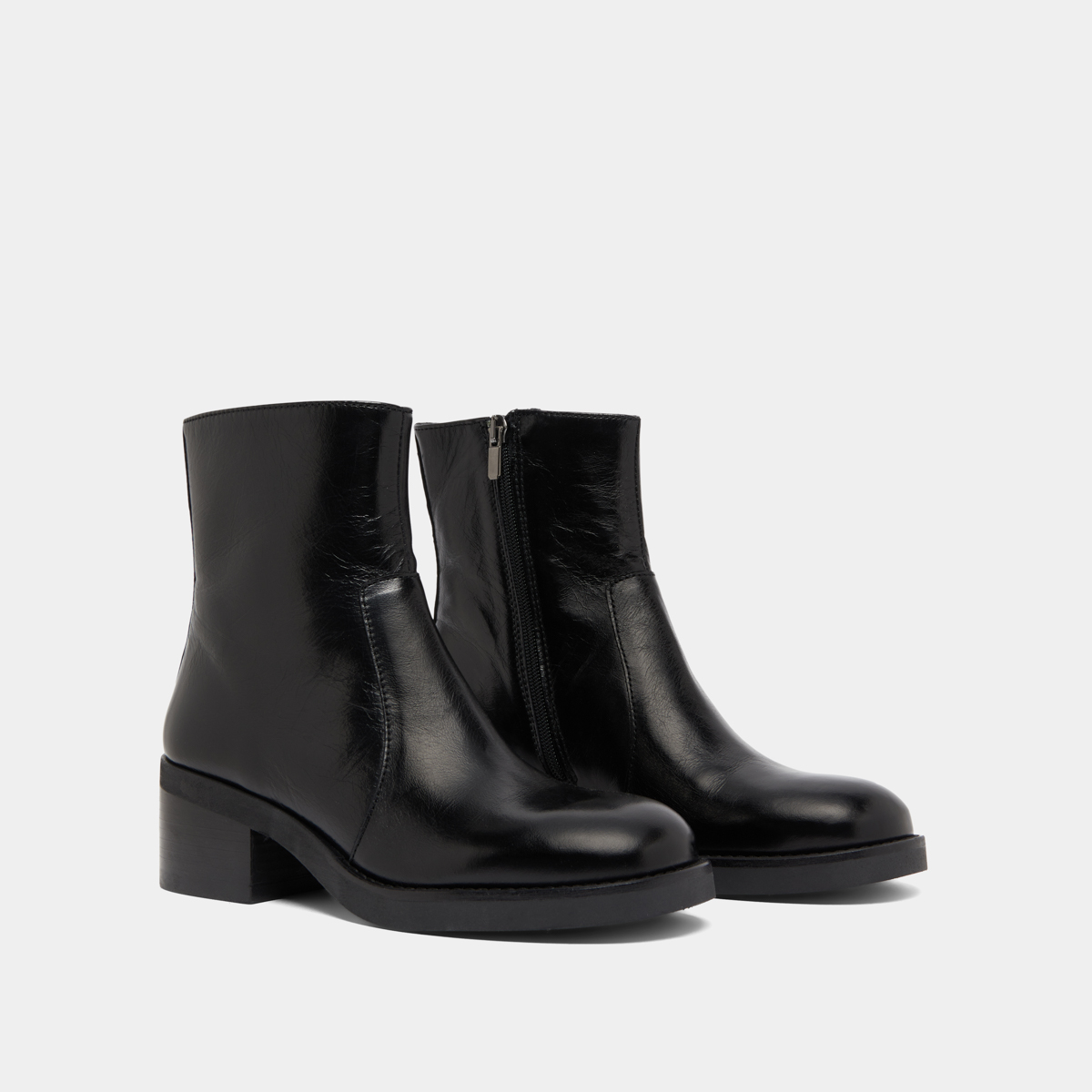 Boots à talons droits in black distressed leather | BUENA
