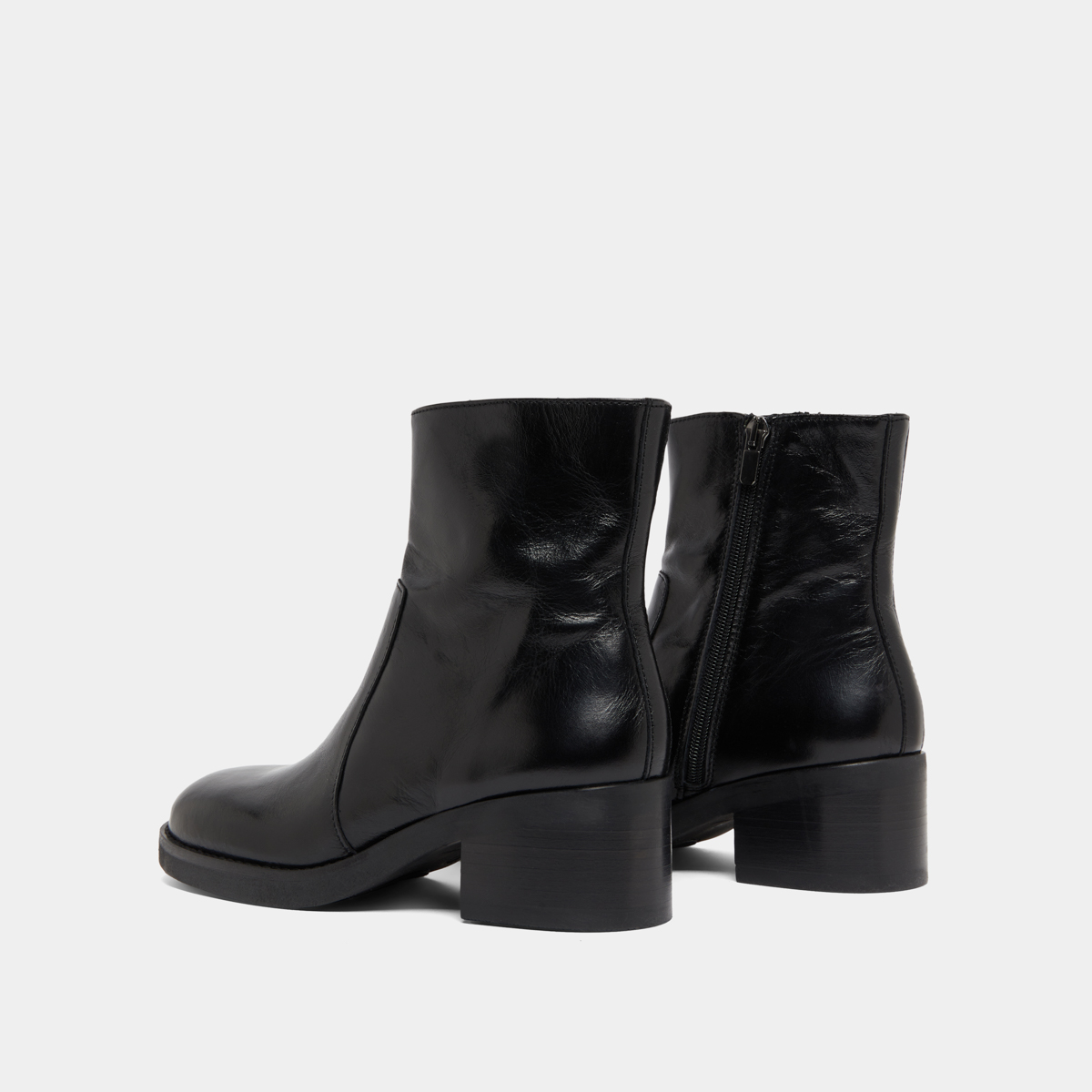 Boots à talons droits in black distressed leather | BUENA