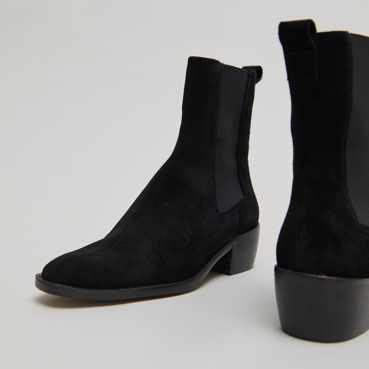Boots à élastiques in black suede | MAEVA
