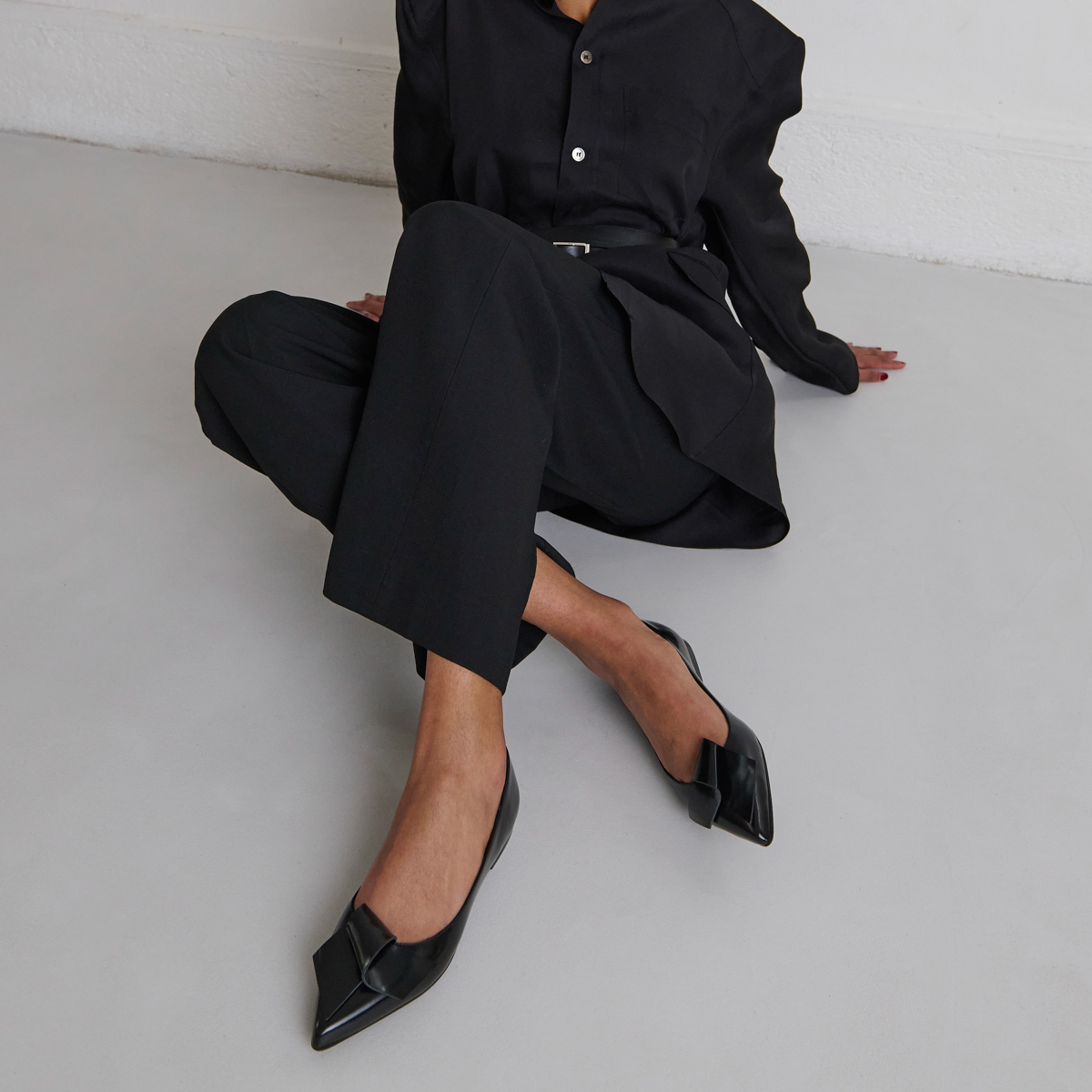 Ballerines à bouts pointus in black glazed leather | DEMO