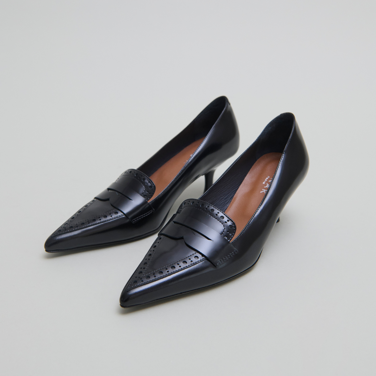 Escarpins à pattes in black glazed leather | DOLTO