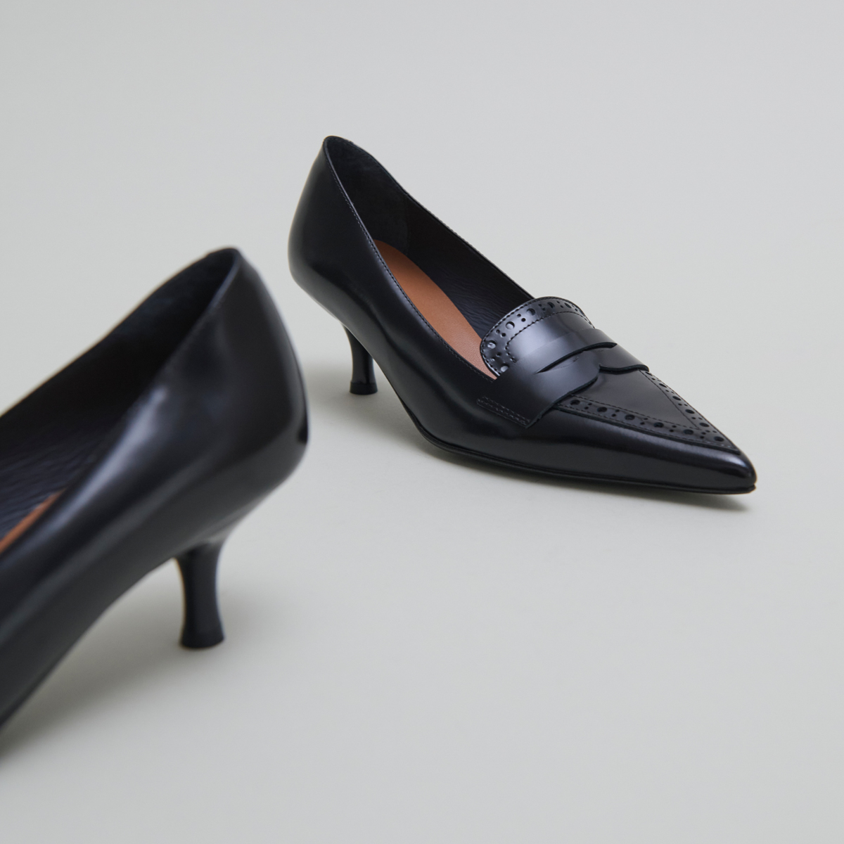 Escarpins à pattes in black glazed leather | DOLTO