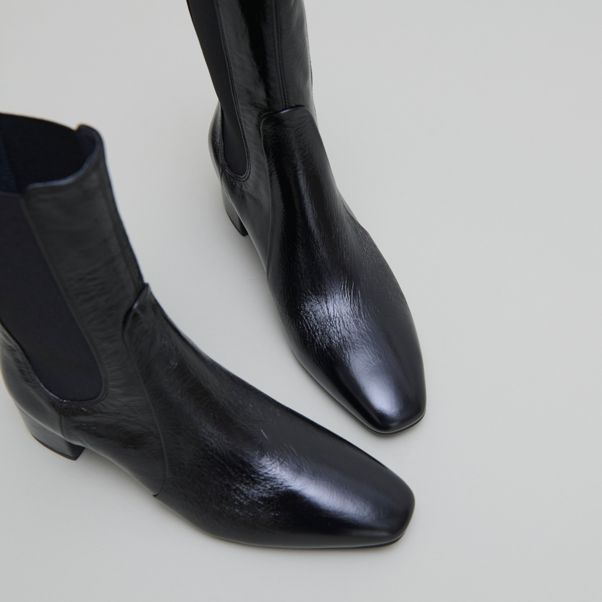 Bottines &agrave; larges &eacute;lastiques in black shiny leather | DOXI