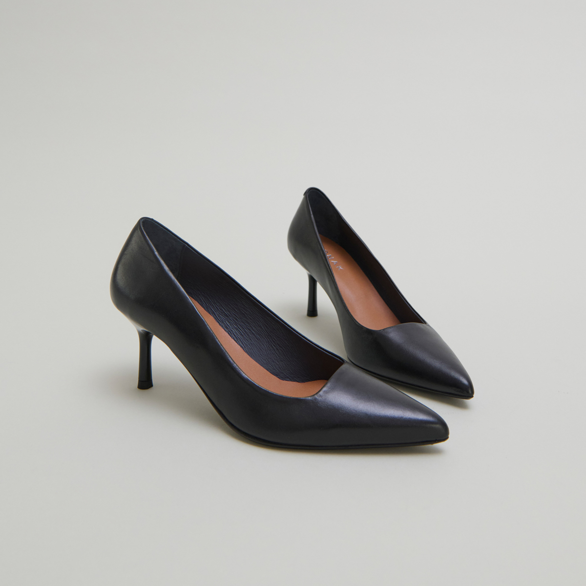 Pointed-toe pumps in black leather | DUNDEE