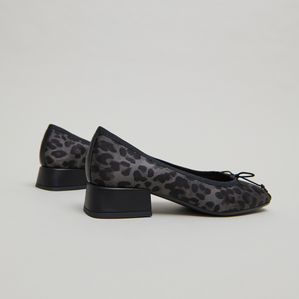 Ballerines à petits talons in gray leopard | DYBIL