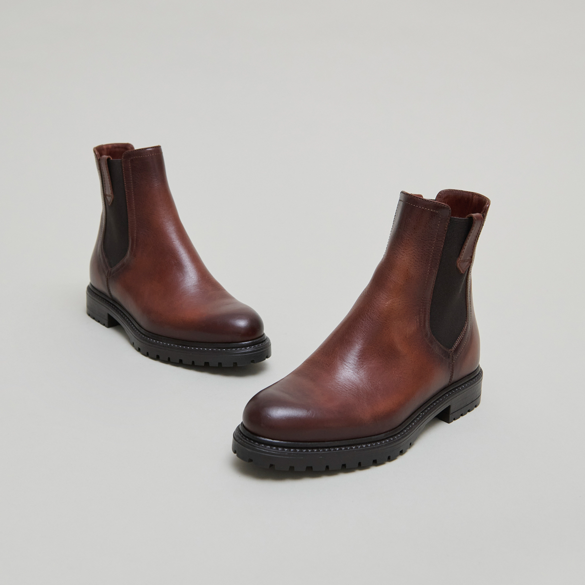Lowboots with notched soles and elastic in cognac patinated leather | CANDIDE