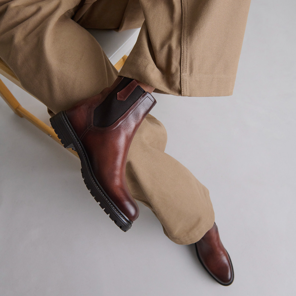 Lowboots with notched soles and elastic in cognac patinated leather | CANDIDE