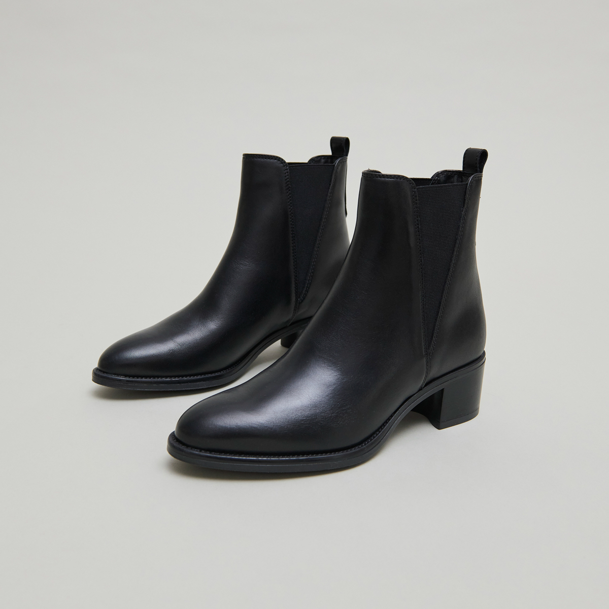 Bottines à élastiques triangulaires in black leather | CHILO