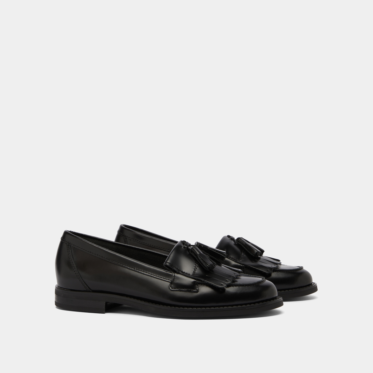 Mocassins à glands in black glazed leather | NELLE