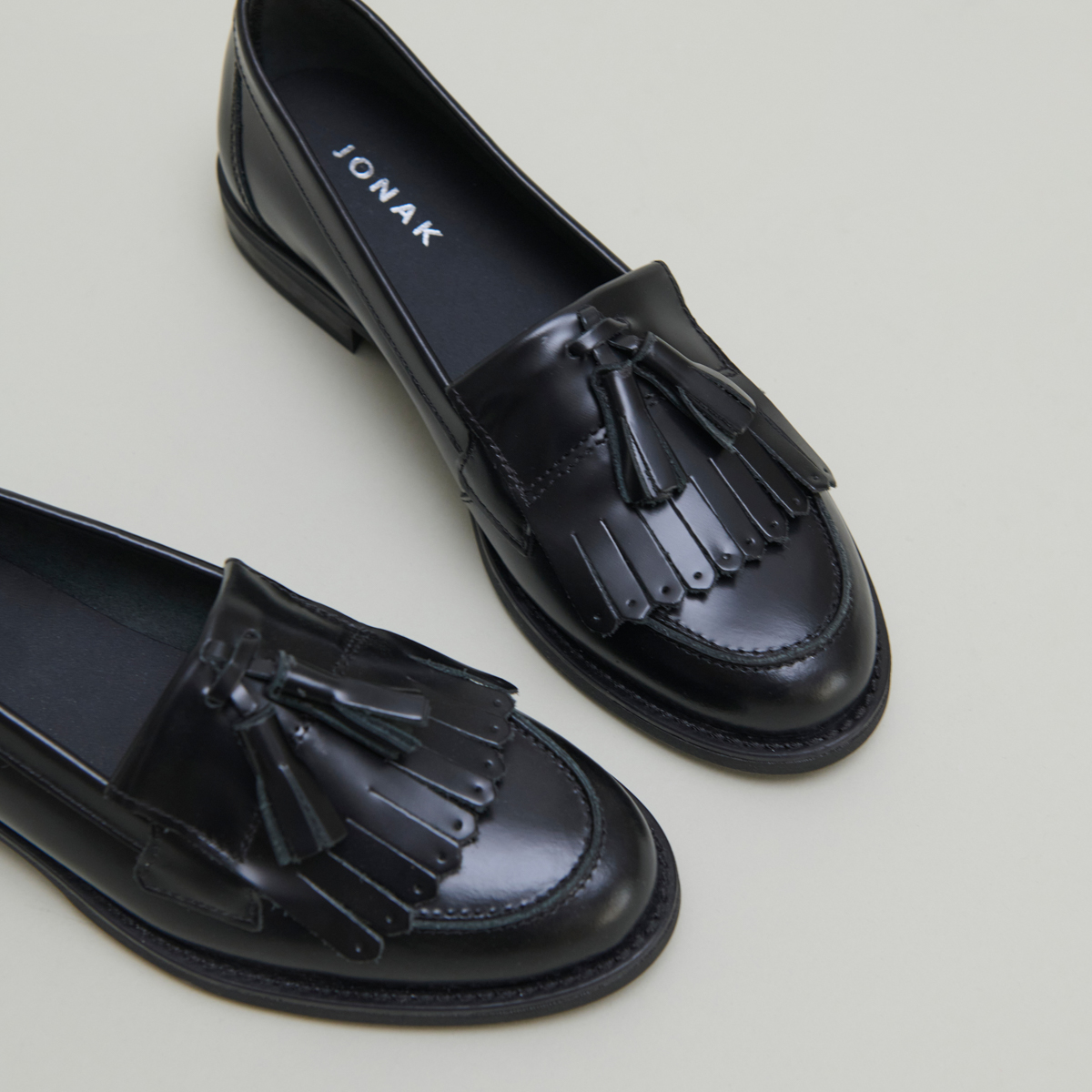 Mocassins à glands in black glazed leather | NELLE