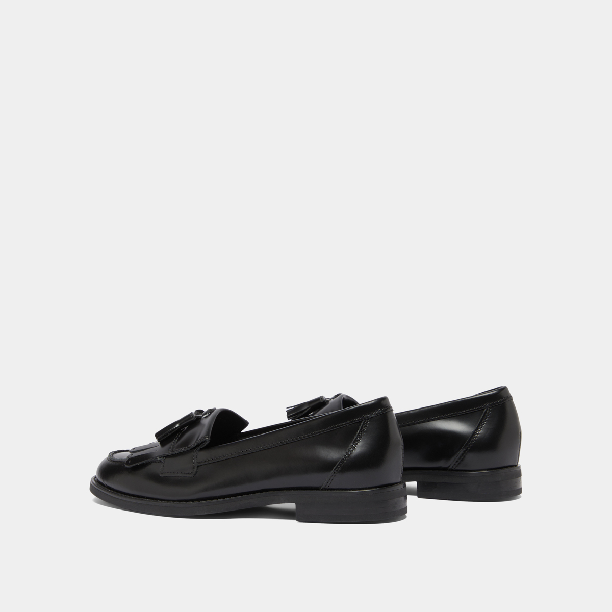 Mocassins à glands in black glazed leather | NELLE