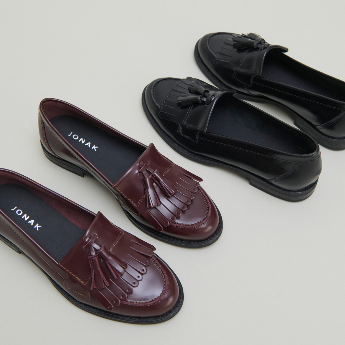 Mocassins à glands in black glazed leather | NELLE