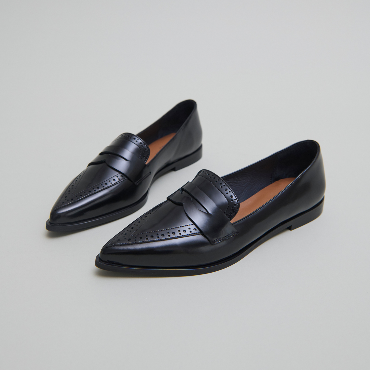Mocassins à bouts pointus in black glazed leather | DALINA