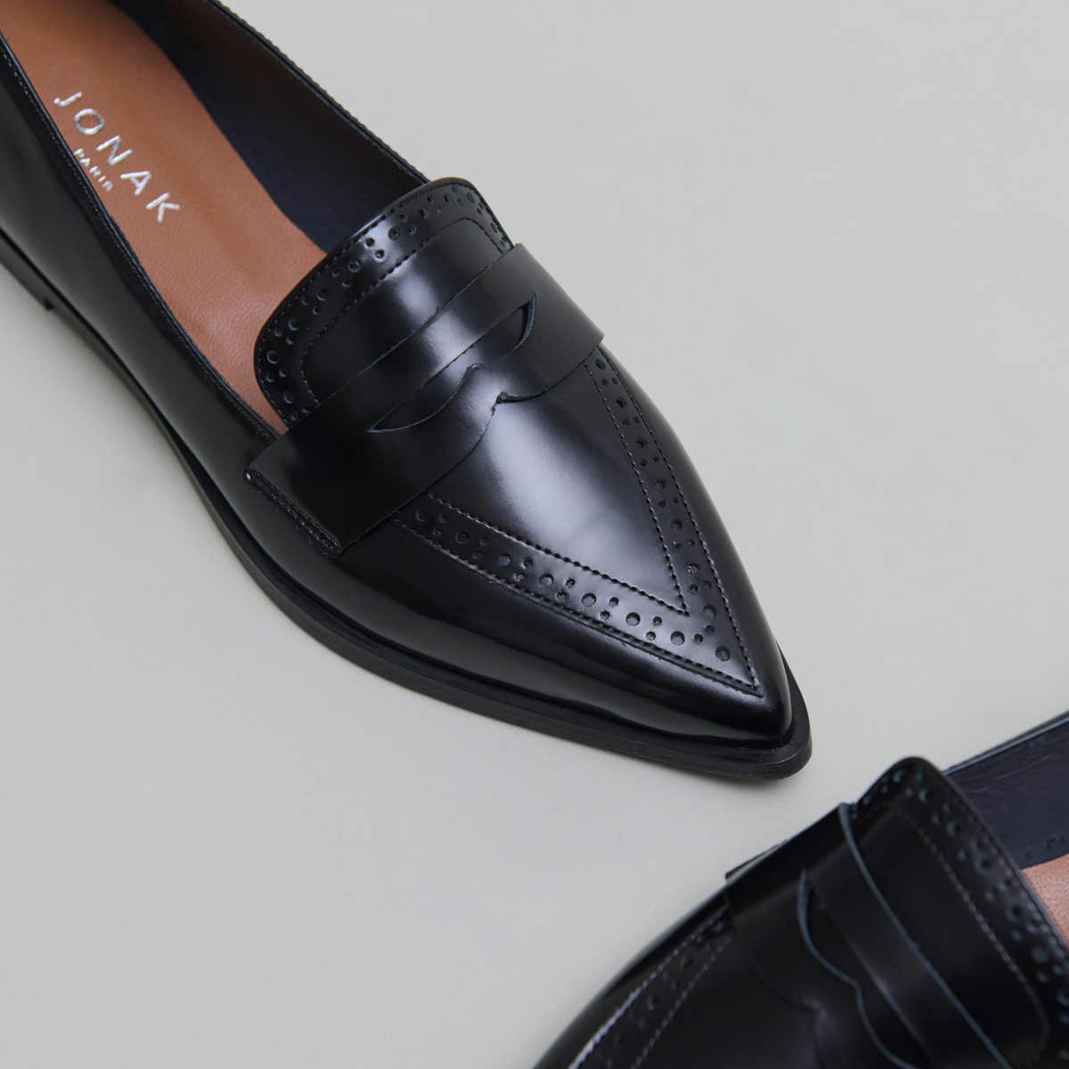 Mocassins à bouts pointus in black glazed leather | DALINA