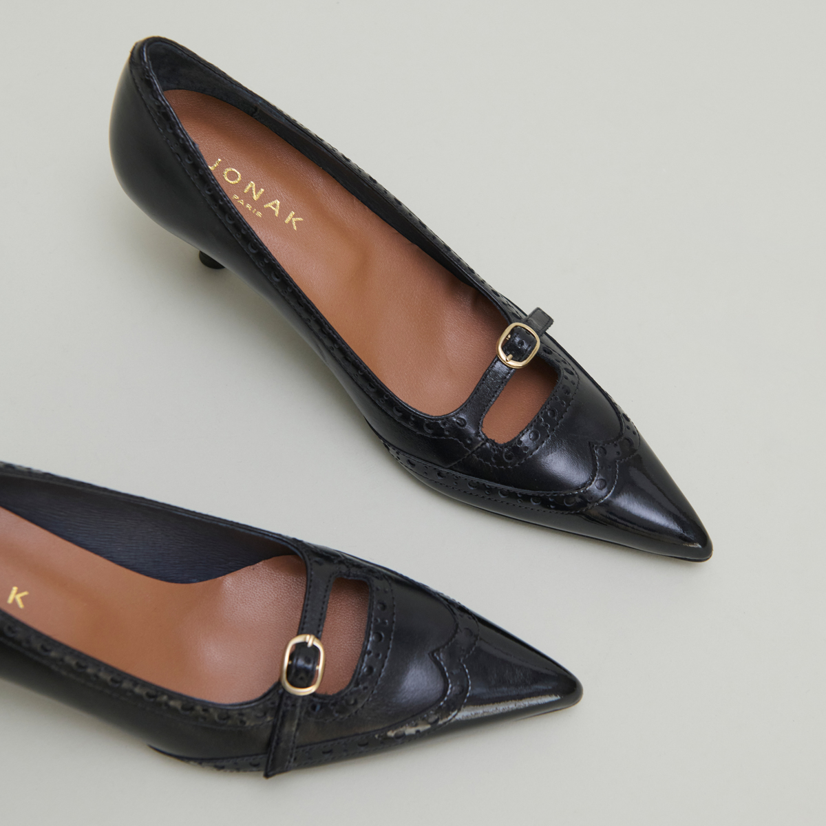 Escarpins à brides et détails perforés..... in black patent and black leather | DALTA
