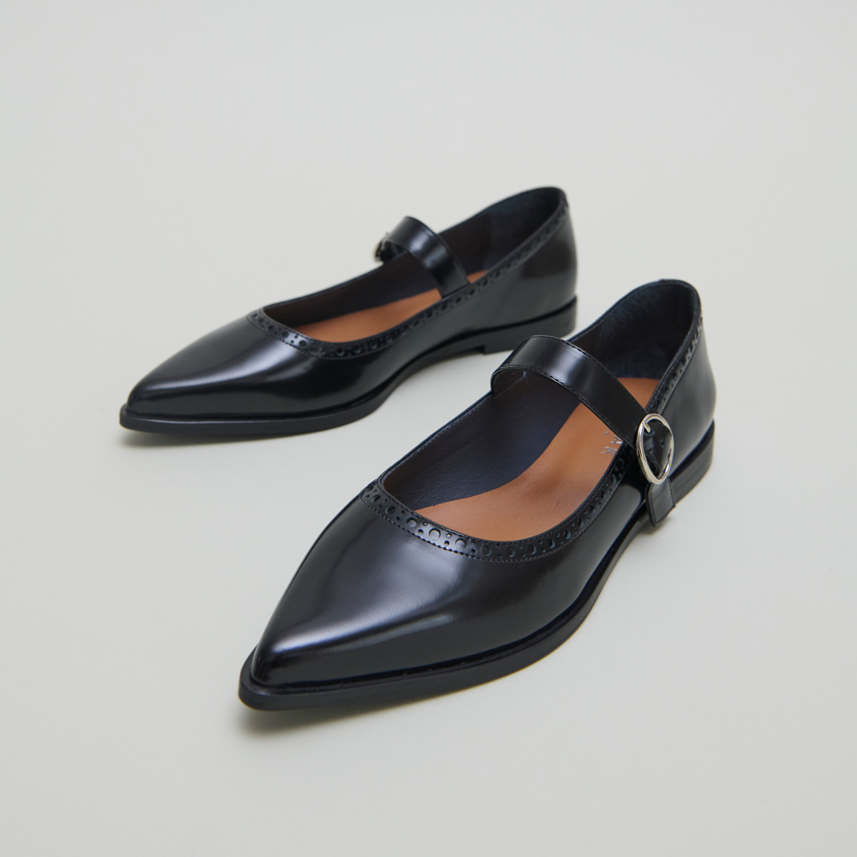 Ballet flats with pointed toes in black glazed leather | DEMIA