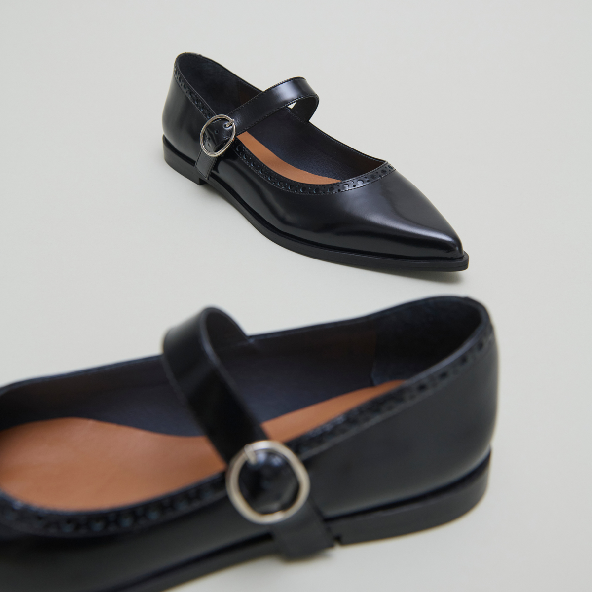Ballet flats with pointed toes in black glazed leather | DEMIA