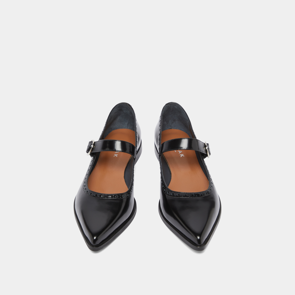 Ballet flats with pointed toes in black glazed leather | DEMIA