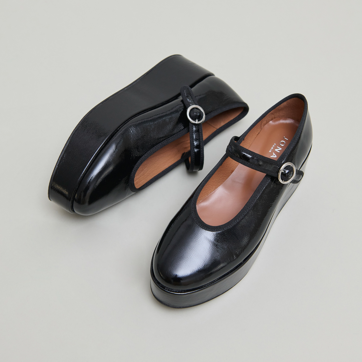 Ballerines à plateformes in black pleated patent | DODA