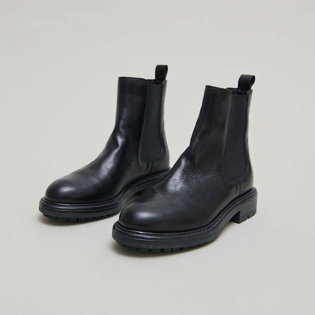 Lowboots with elastic straps and notched soles in black grained leather | CELINA