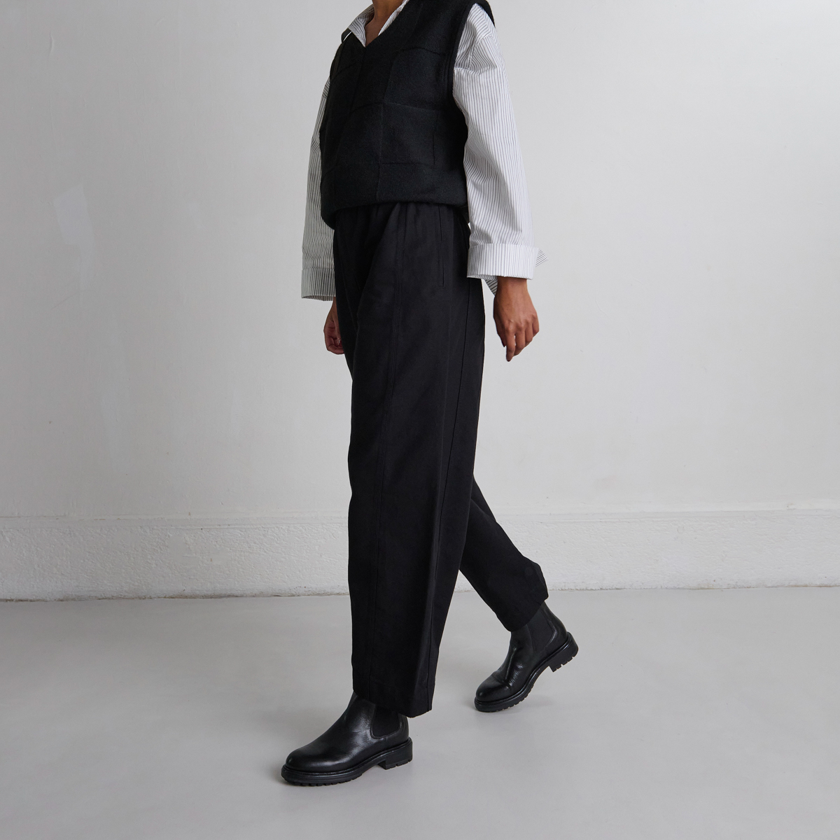 Lowboots with elastic straps and notched soles in black grained leather | CELINA