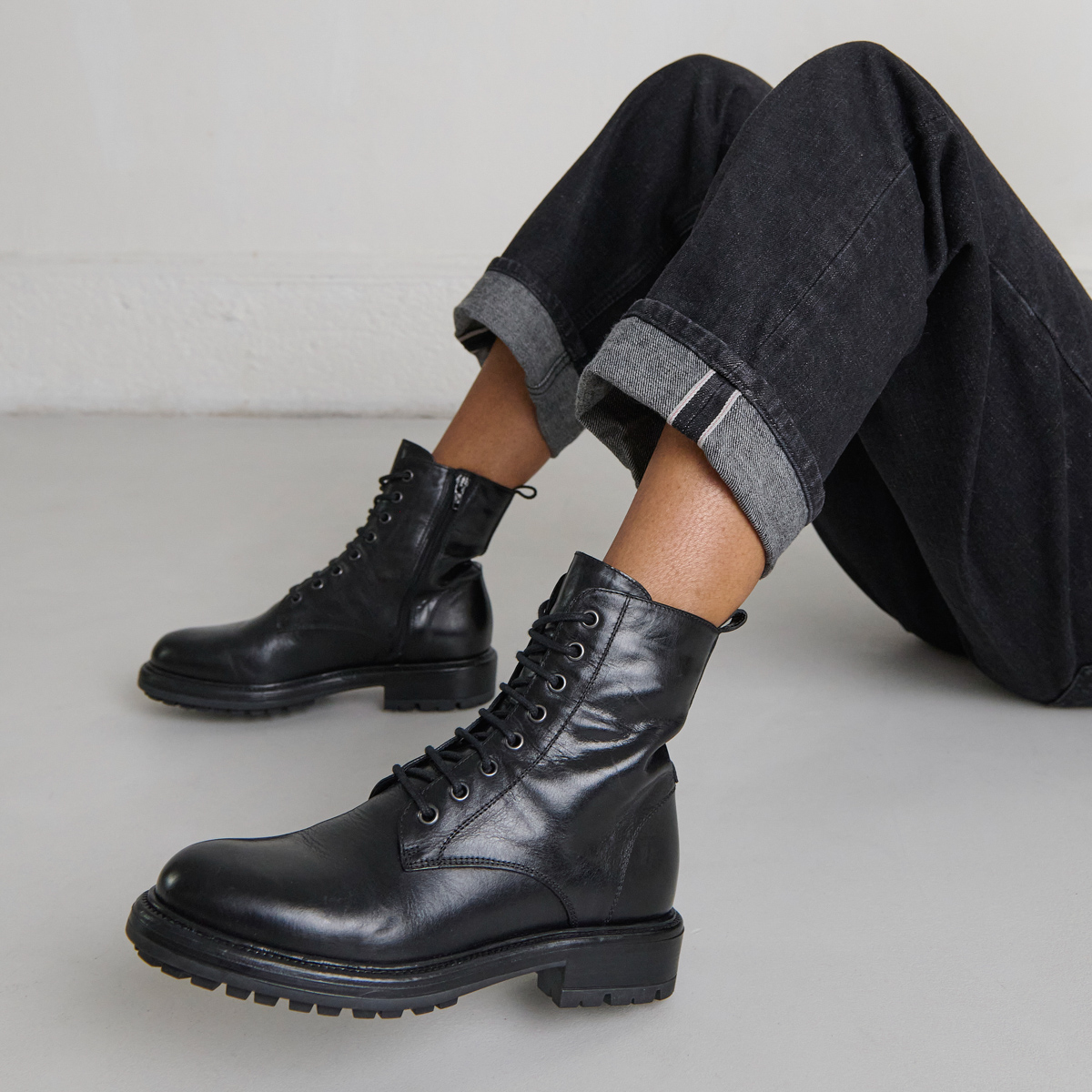 Lowboots with laces and notched soles in black leather | CELIMENE