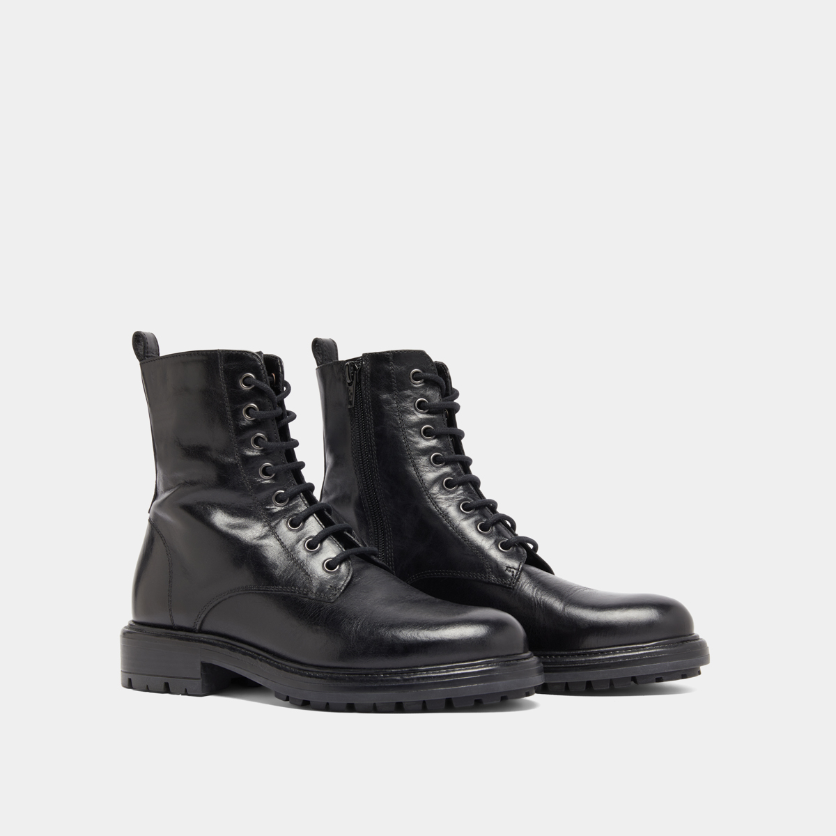 Lowboots with laces and notched soles in black leather | CELIMENE