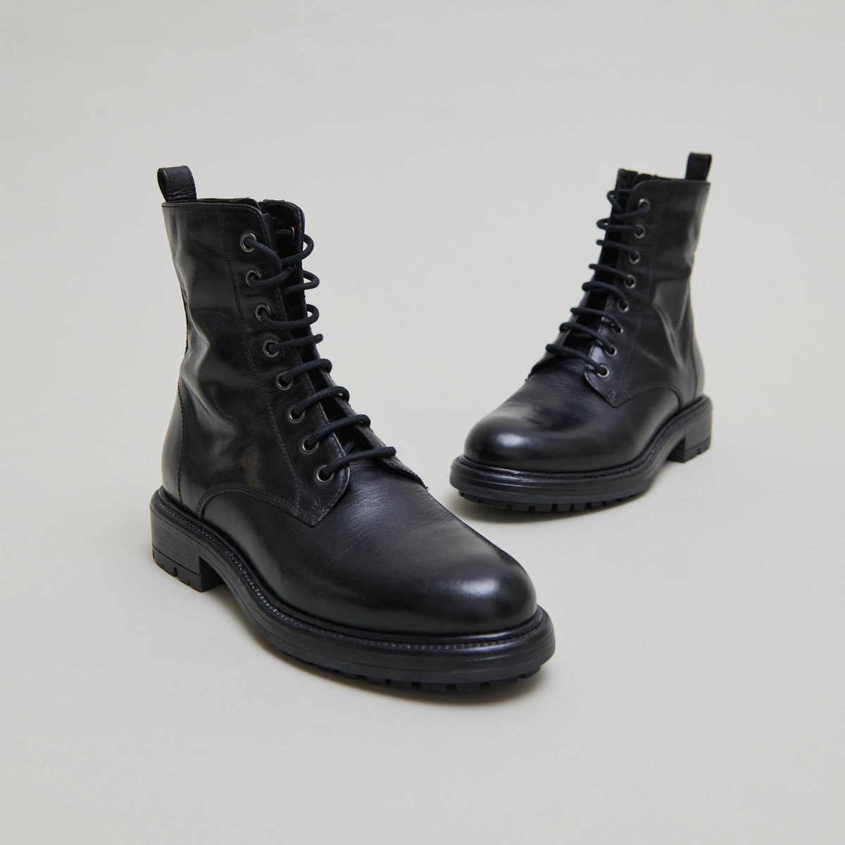 Lowboots with laces and notched soles in black leather | CELIMENE