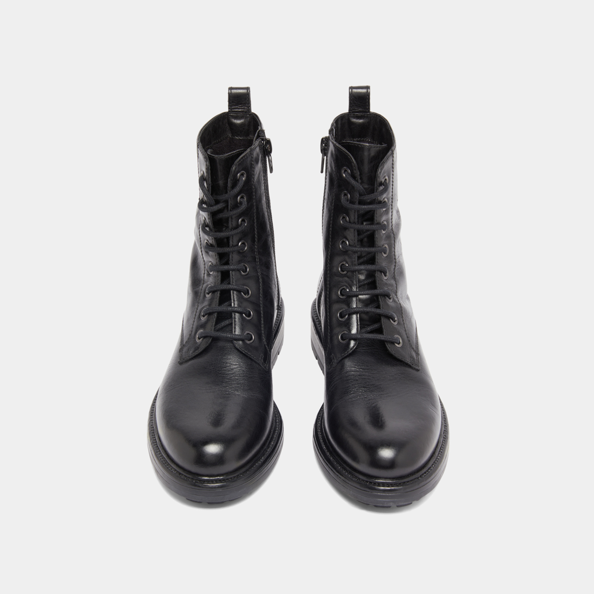 Lowboots with laces and notched soles in black leather | CELIMENE