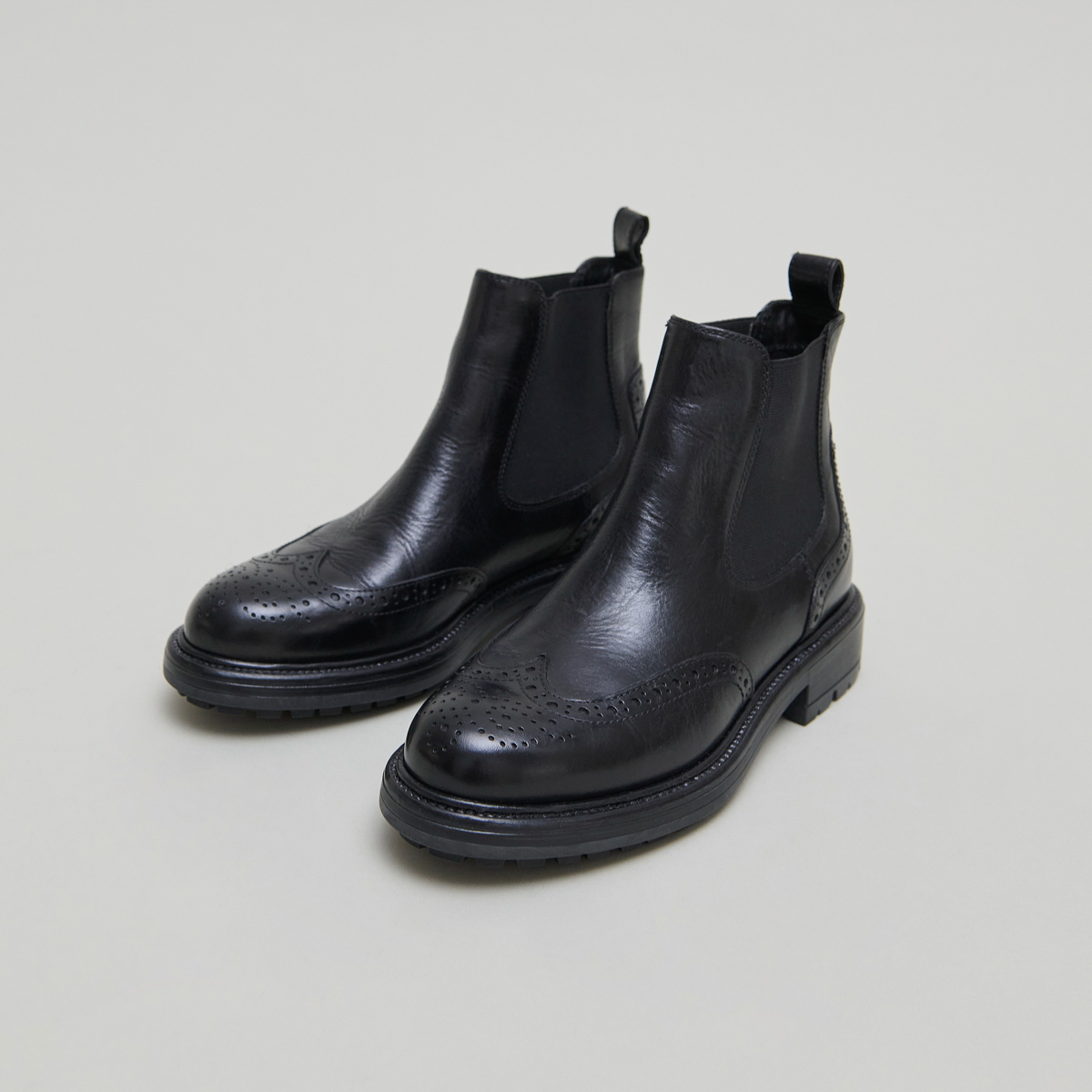 Boots à semelles crantées in black leather | CELIA