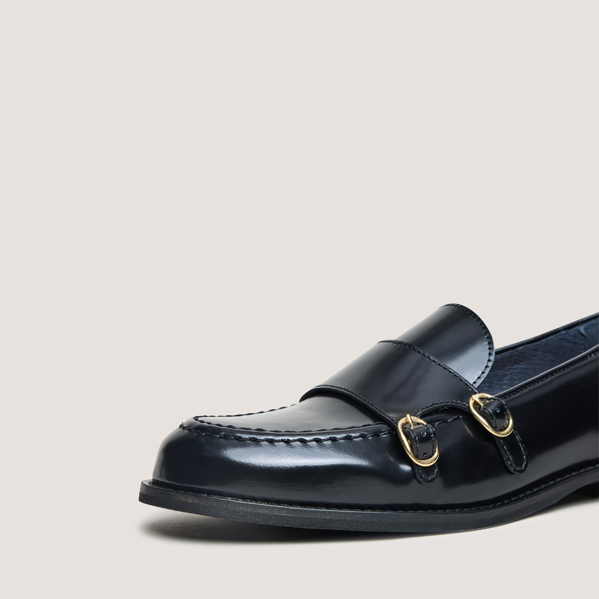 Loafers with adjustable buckles in black glazed leather | DRIZZA