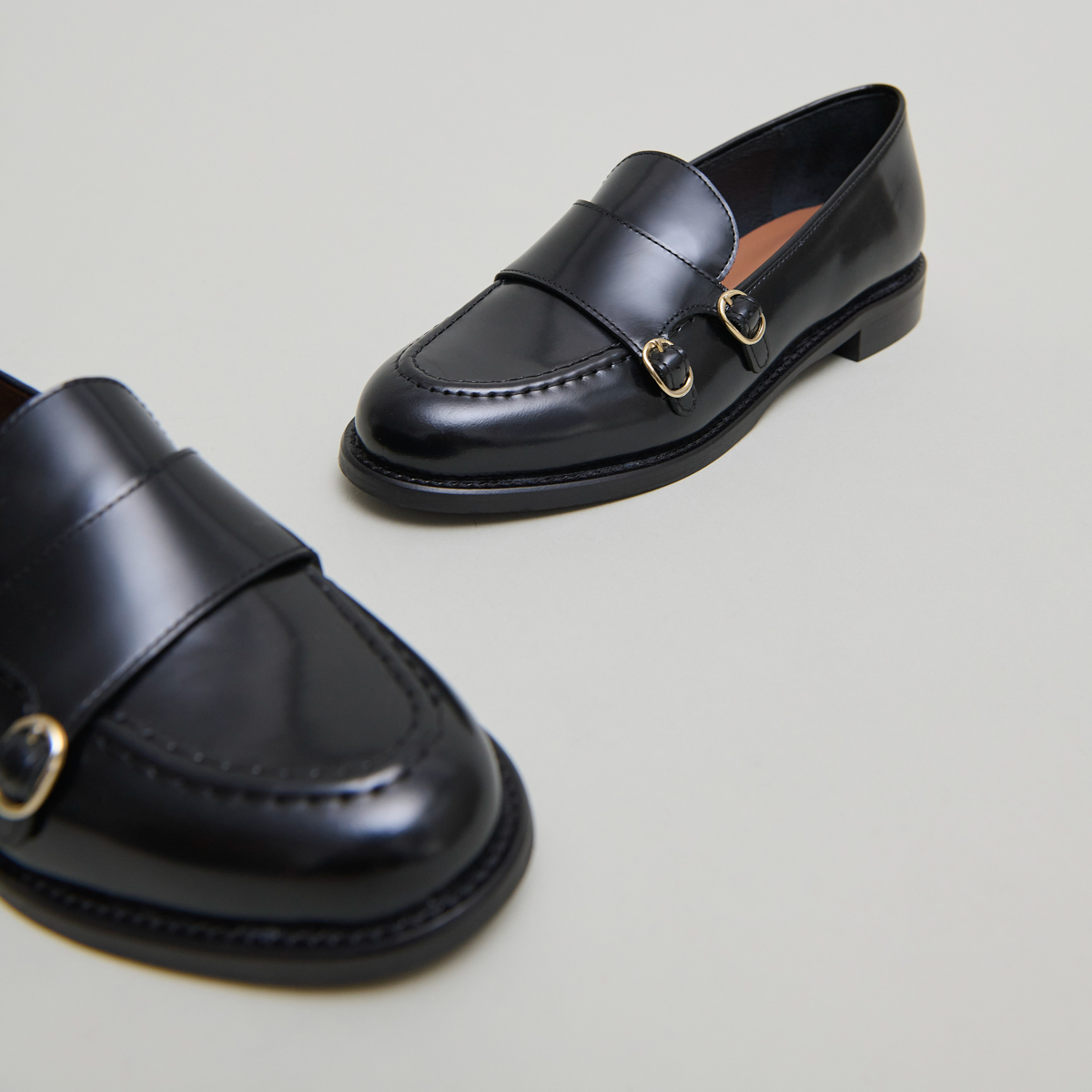 Loafers with adjustable buckles in black glazed leather | DRIZZA