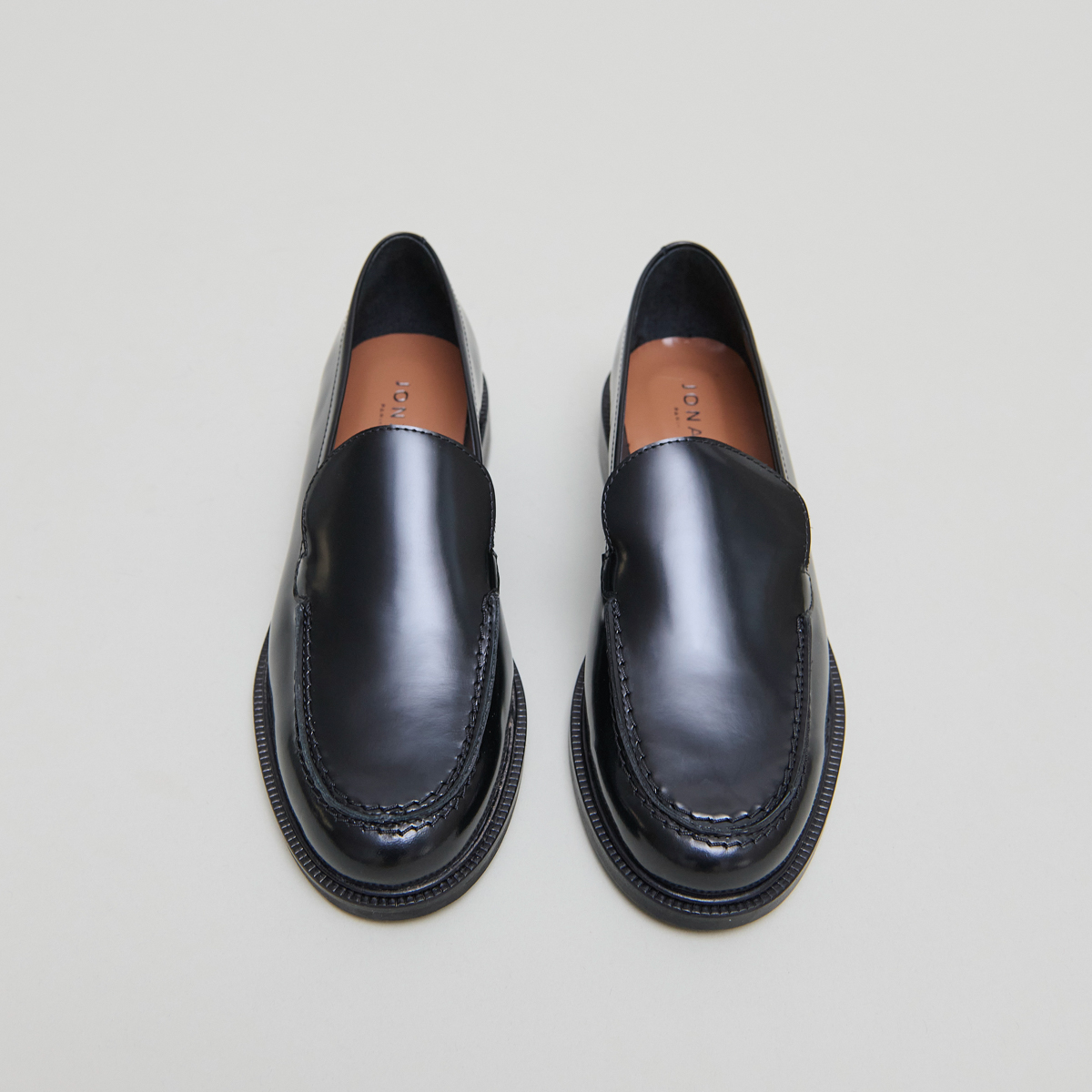 Mocassins à bouts ronds in black glazed leather | DIRNO