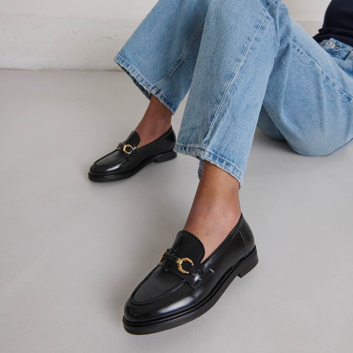 Loafers with gold bits in black glazed leather | DROP