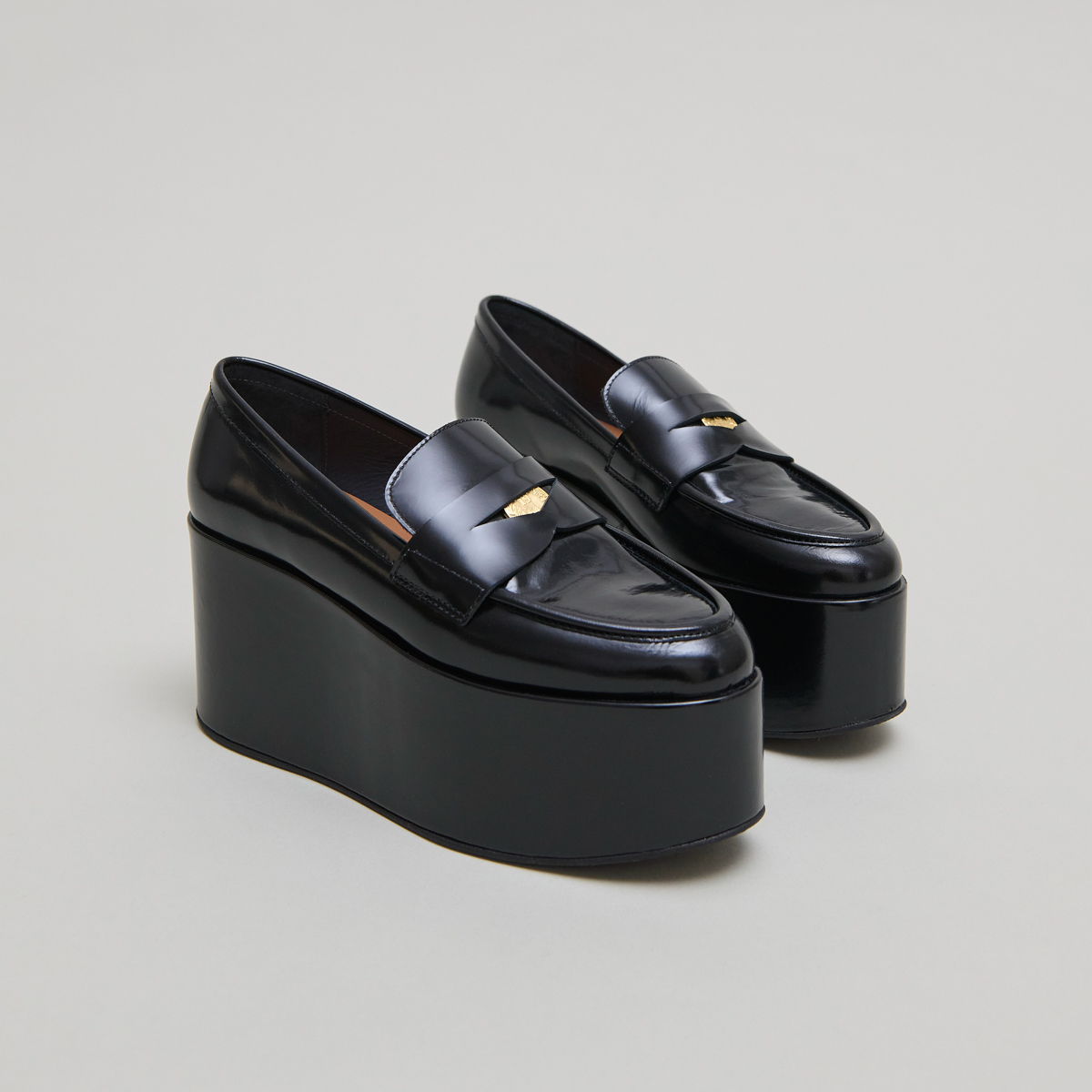 Mocassins à plateformes in black glazed leather | DOPO