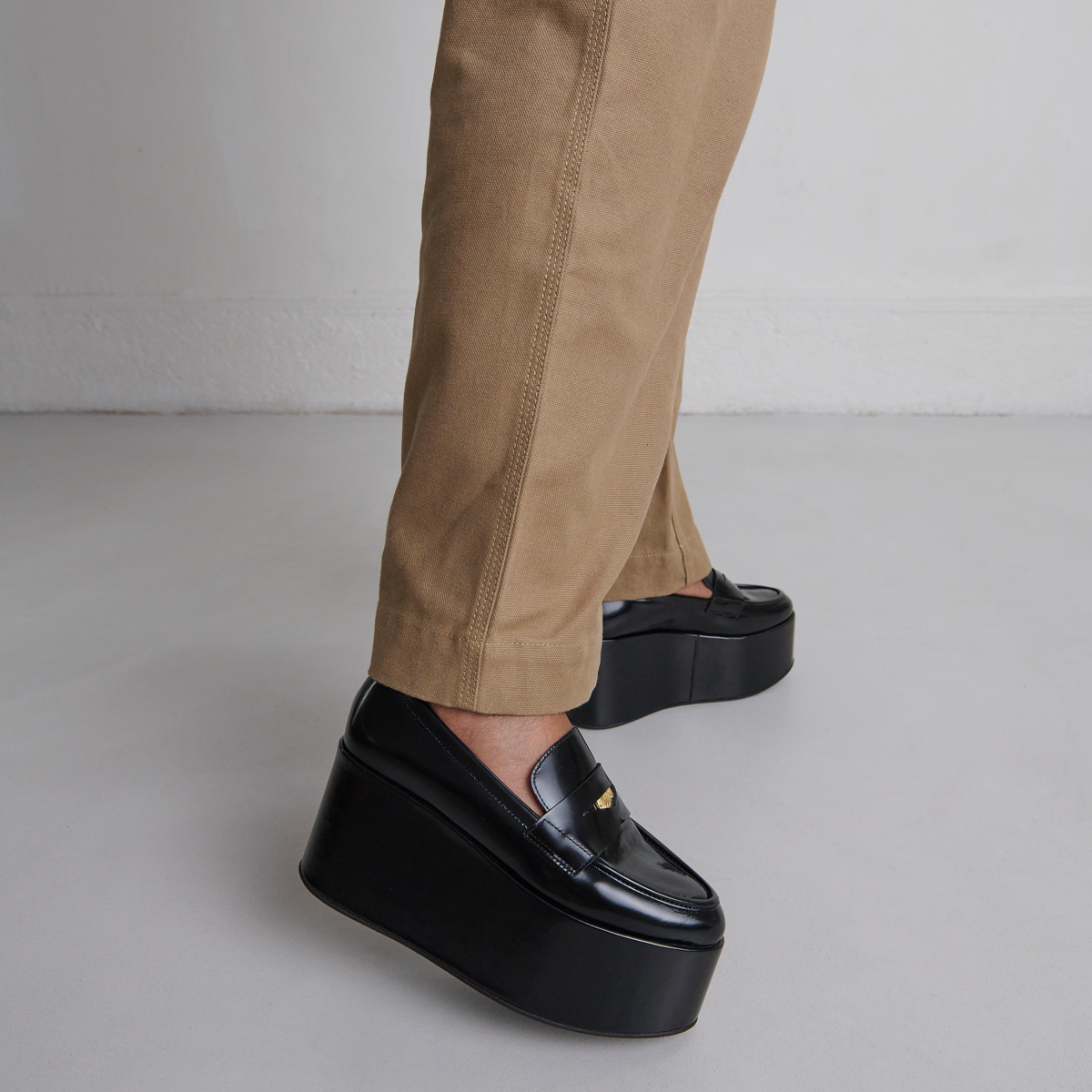 Mocassins à plateformes in black glazed leather | DOPO
