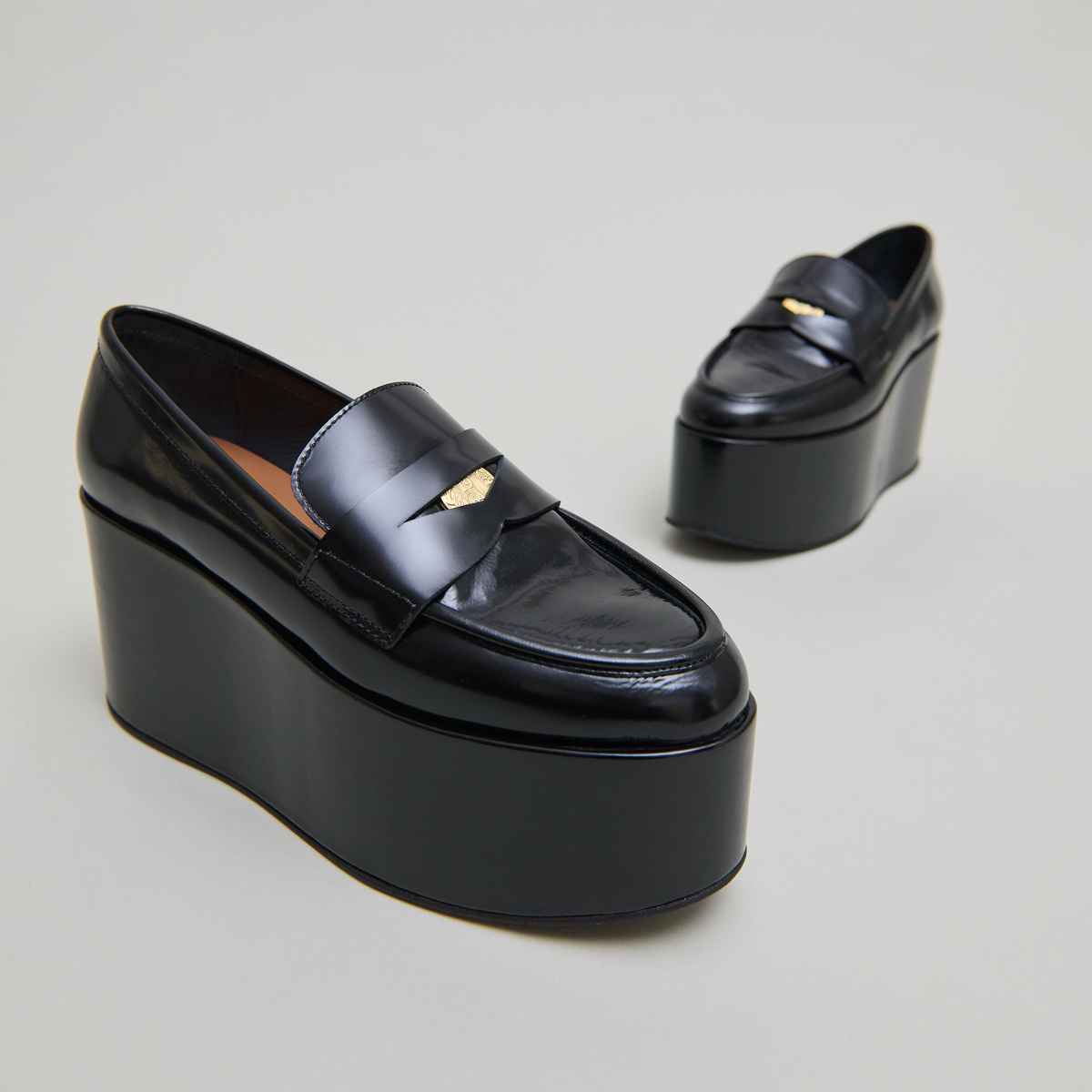 Mocassins à plateformes in black glazed leather | DOPO