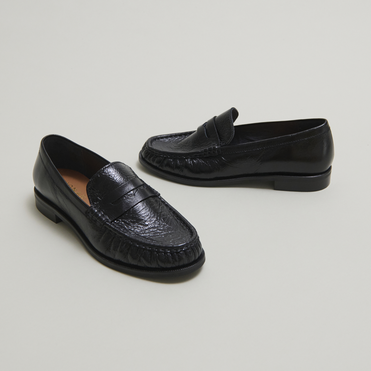 Round-toed loafers in black distressed leather | DELICE