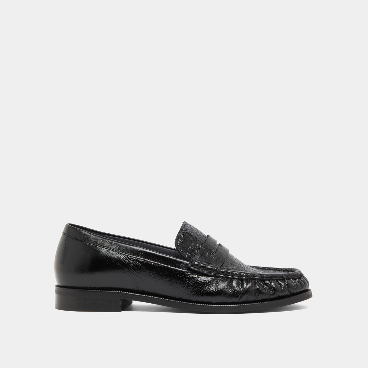 Round-toed loafers in black distressed leather | DELICE