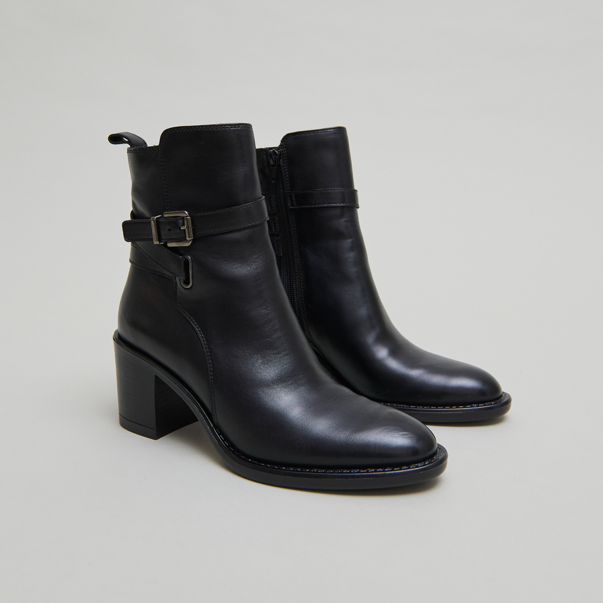 Bottines à talons et boucles in black leather | CAJOU