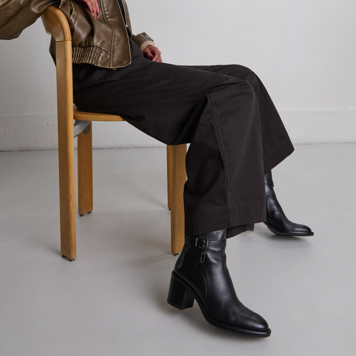Bottines à talons et boucles in black leather | CAJOU